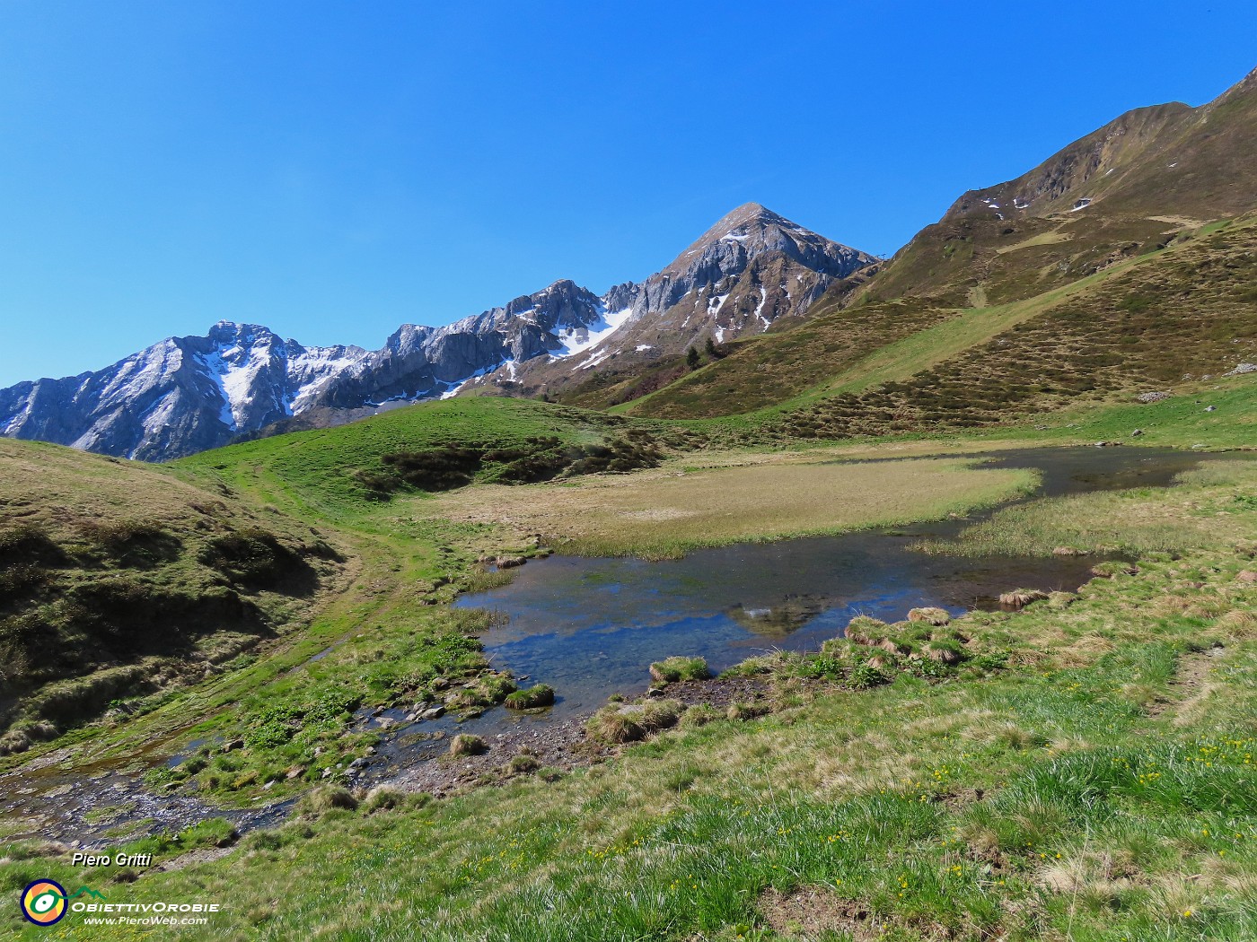 14 Piccolo laghetto in conca dei pratoni con vista in Pegherolo-Cavallo-Siltri.JPG